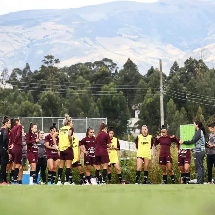 Guerreiras Grenás treinam forte para a estréia na Libertadores 2022!