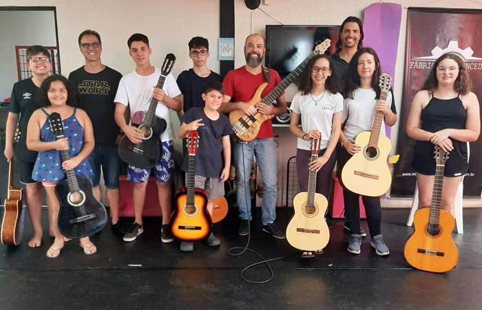 Instituto Fábrica de Vencedor recebe oficina sobre ritmos brasileiros