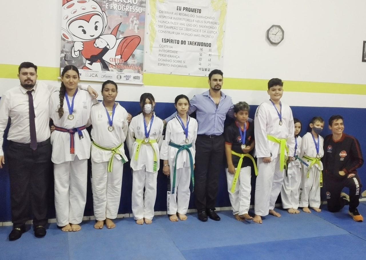 Alunos das Escolinhas de Esportes participam de festival de Taekwondo!