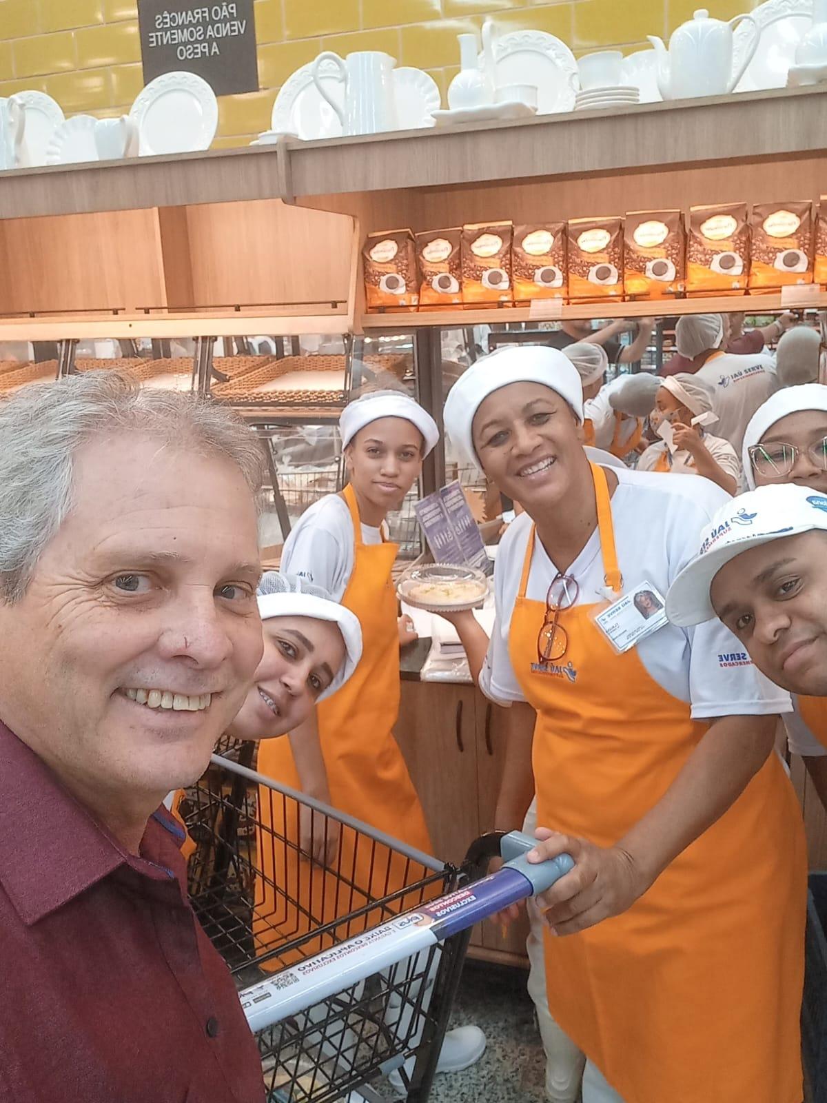 Vereador Edson Hel (CIDADANIA) participa da inauguração da Loja Jaú Serve Vila Harmonia