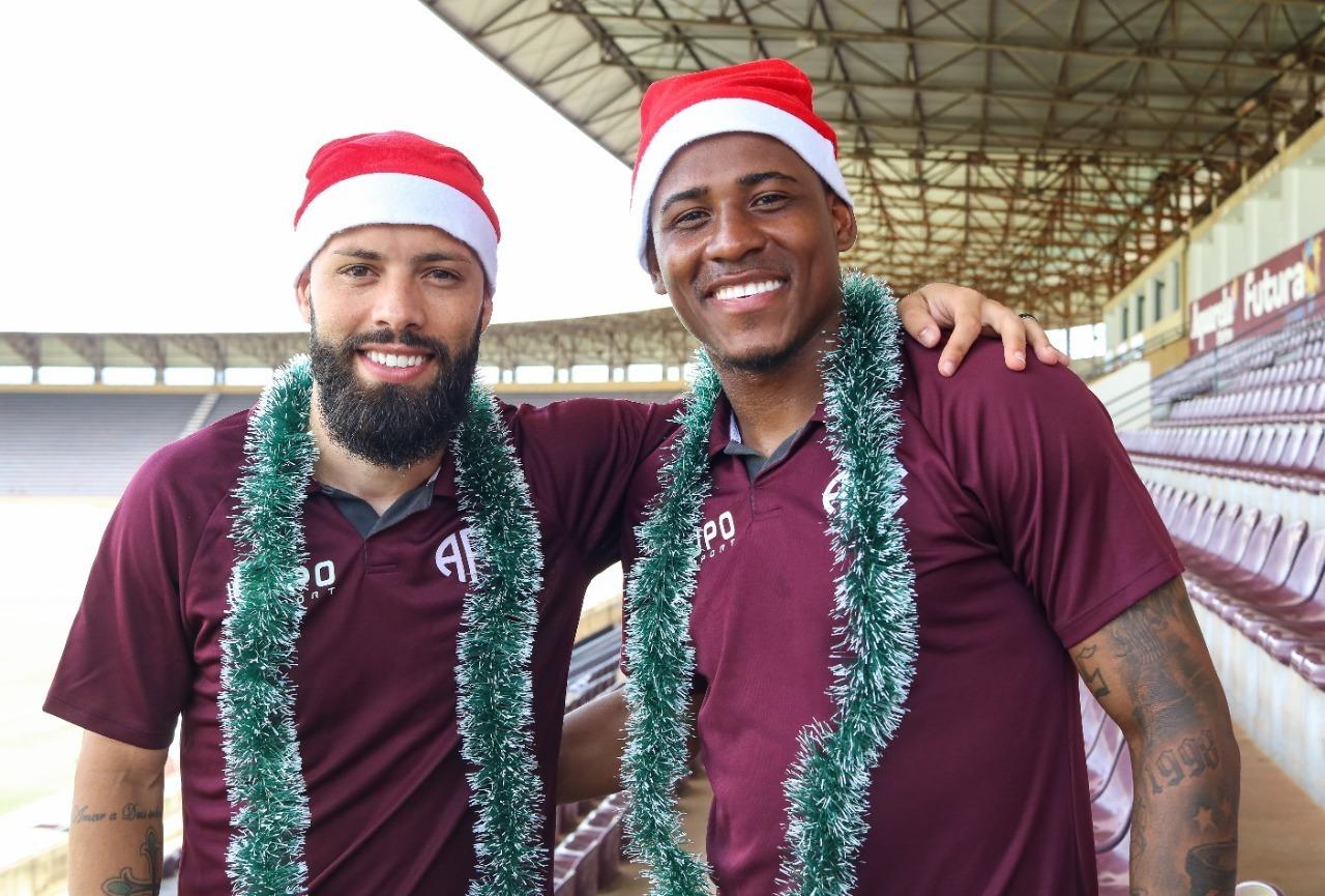 Álvaro e Matheus Lucas passando para desejar sorrisos, alegrias, união, empatia e reflexão neste fim de ano!