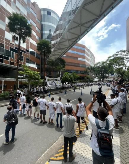 Membros da Torcida Jovem se reúnem em frente a hospital e fazem vigília por Pelé!