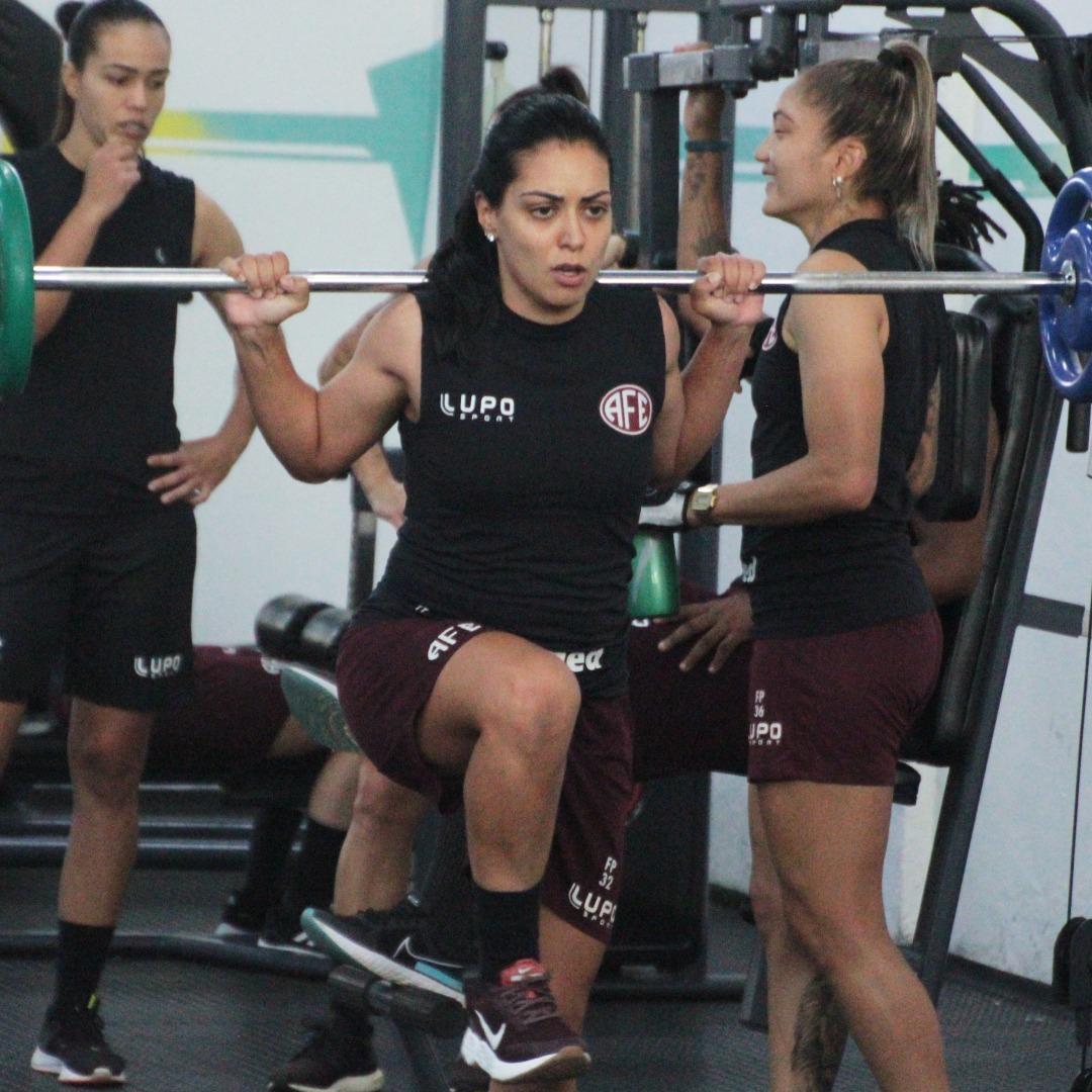 Guerreiras Grenás treinam forte na Academia.