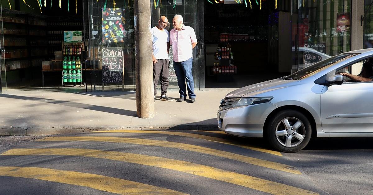 Parlamentar confere execução de serviços solicitados por indicações