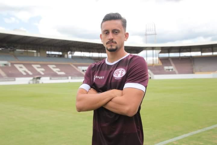 SANCHEZ É O NOVO LATERAL-ESQUERDO DA FERROVIÁRIA PARA 2023.