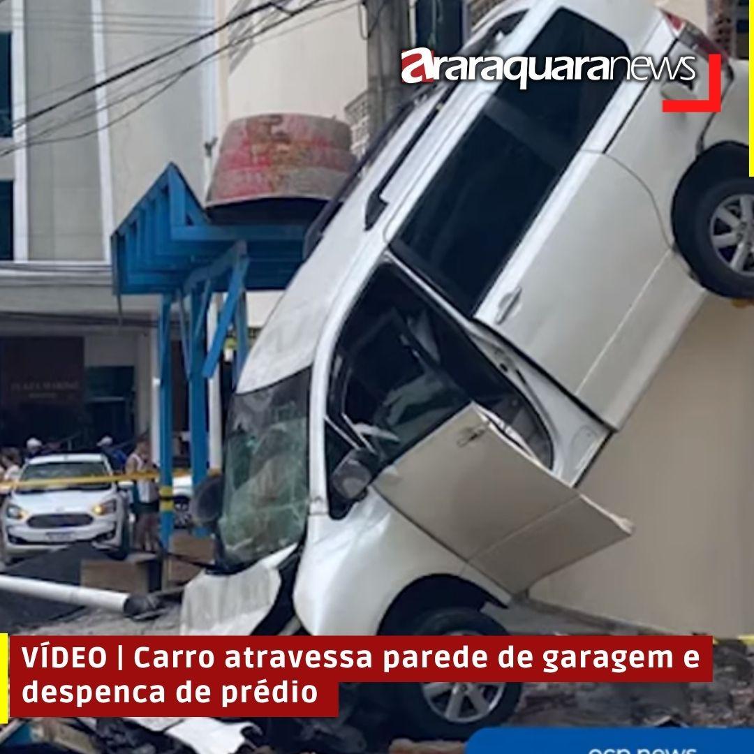 VÍDEO | Carro atravessa parede de garagem e despenca de prédio