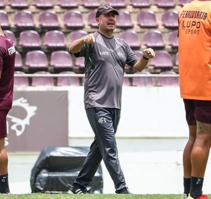 Vinicius Munhoz não é mais o técnico da Ferroviária .