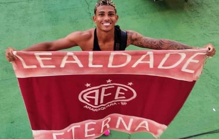 A clássica bandeira do torcedor Reginaldo Beto nas mãos do artilheiro grená John Kennedy!