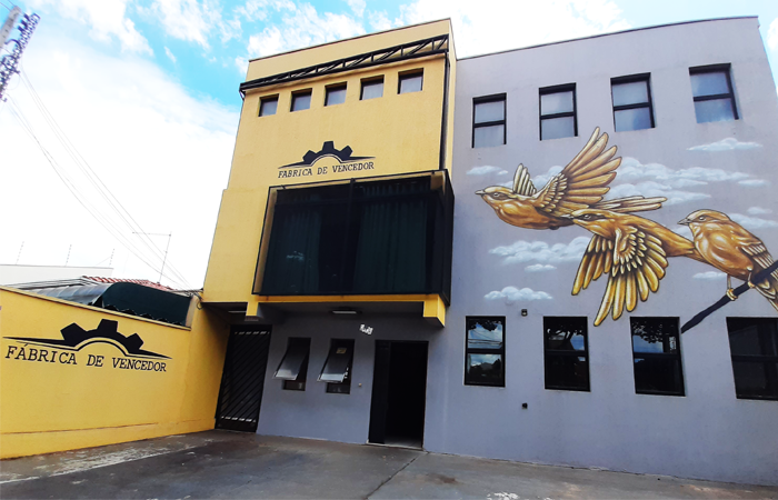 Fábrica de Vencedor colore fachada com grafite do artista Murilo Bonet