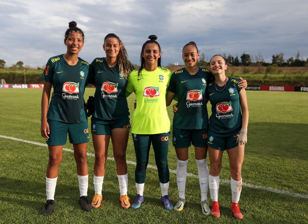 O bloco das Guerreirinhas Grenás na Seleção sub-20 pedindo licença para passar no seu Carnaval!