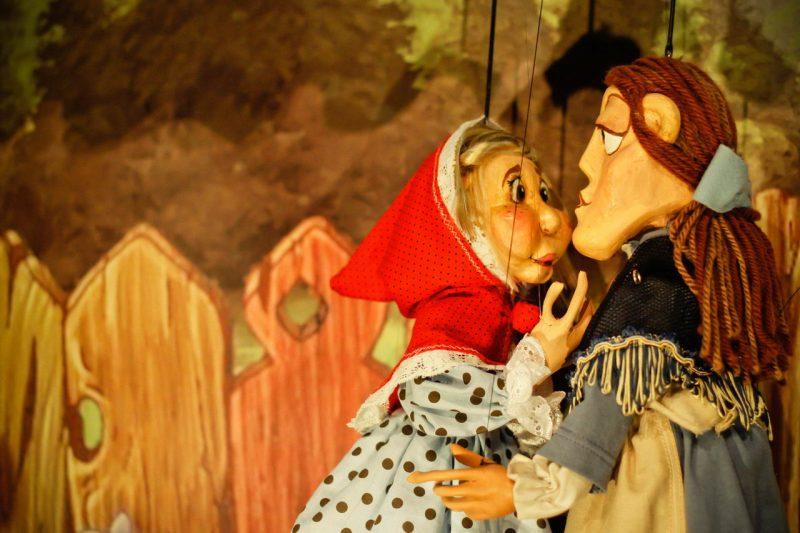 Peça “Chapeuzinho Vermelho” abre as cortinas do Museu do Boneco neste domingo (05)