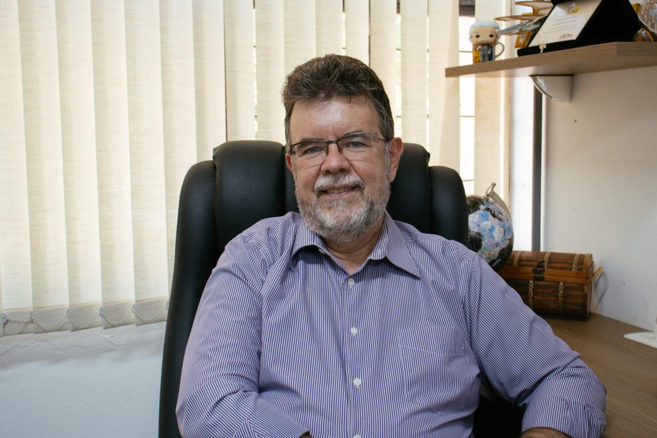 Adilson de Oliveira assume diretoria do IEAE