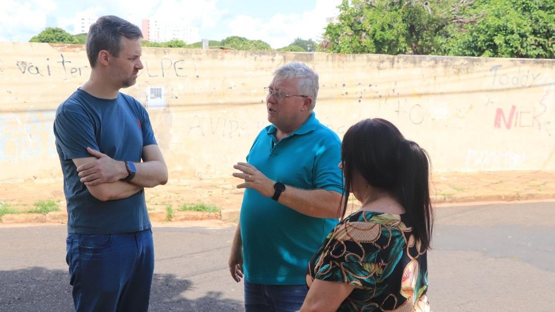Alagamento em via no entorno do Cemitério São Bento preocupa moradores