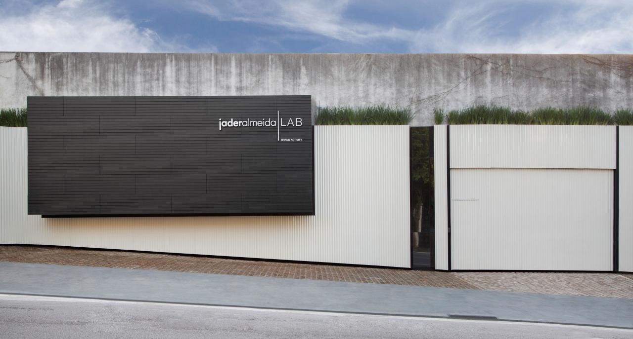 Jaderalmeida promove curadoria em torno de suas obras