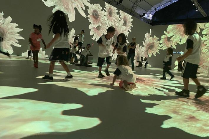 Estudantes da rede pública municipal de ensino vão em peso ao espetáculo Van Gogh & Impressionistas no Parque D. Pedro Shopping