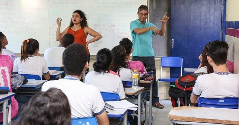 Aplicação de lei garante educação bilíngue para pessoas com deficiência auditiva