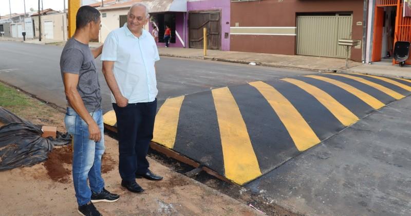 Instalação de lombada gera maior segurança no Victório de Santi