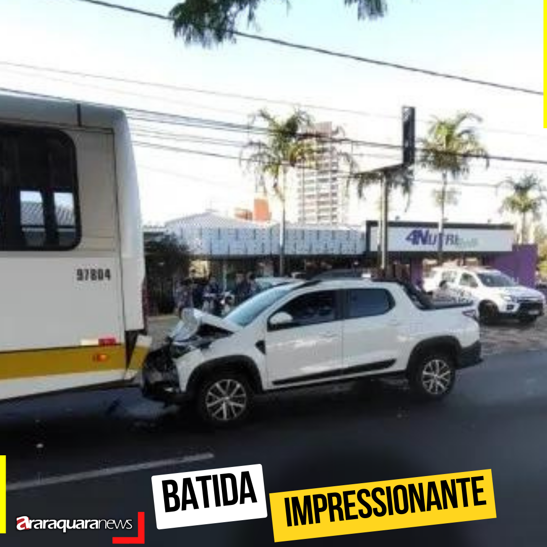 BATIDA IMPRESSIONANTE: Carro destruído ao colidir com ônibus, mas sem feridos