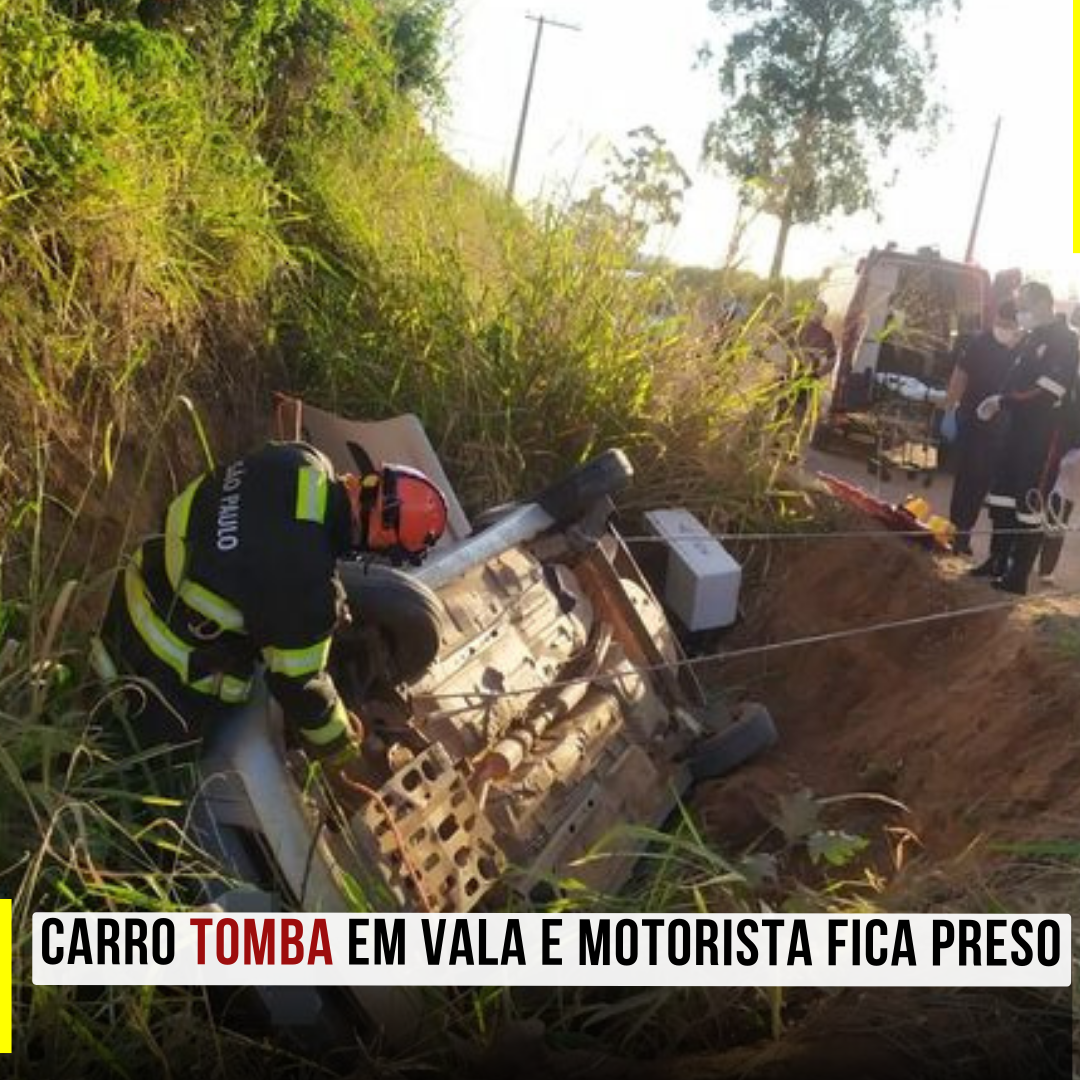 FOTOS | Carro tomba em vala e motorista fica preso