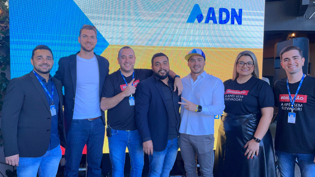 O CEO do Grupo ADN junto ao time comercial de Araraquara. 
