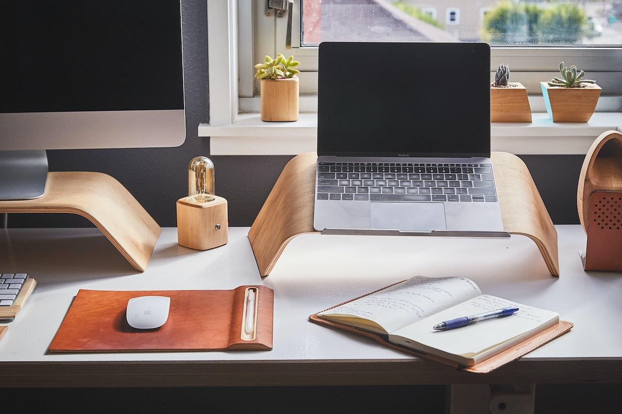 Mesas para computador: design e tendências para criar um ambiente de trabalho inspirador