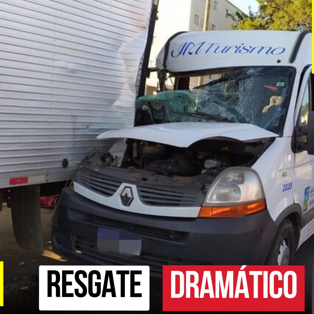 Van atinge traseira de caminhão deixando feridos