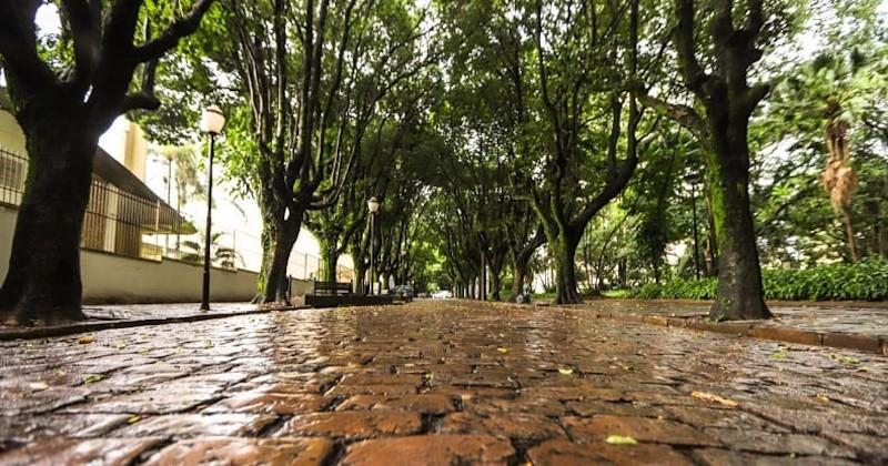Cruzamento no centro da cidade necessita de manutenção