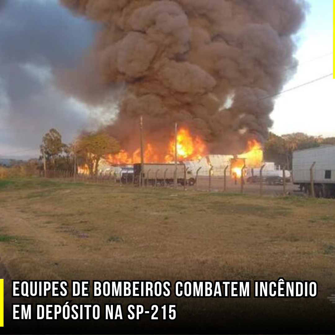 Equipes de bombeiros combatem incêndio em depósito na SP-215
