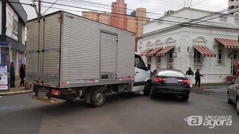 "Caminh&atilde;o Ignora Sinal e Provoca Acidente com Motorista Ferida em S&atilde;o Carlos"