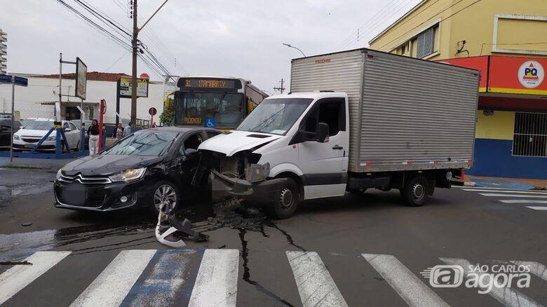 "Motorista Ferida em Colis&atilde;o ap&oacute;s Caminh&atilde;o Ignorar Pare no Centro de S&atilde;o Carlos"