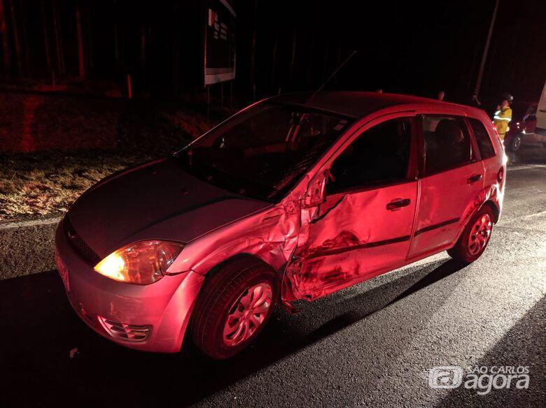 Fiesta e CRV em Colis&atilde;o na SP-310: Sem Feridos, Mas Grandes Danos