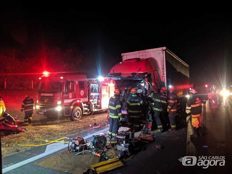 Trag&eacute;dia Noturna: Caminh&otilde;es Colidem Fatalmente na SP-310 em S&atilde;o Carlos.