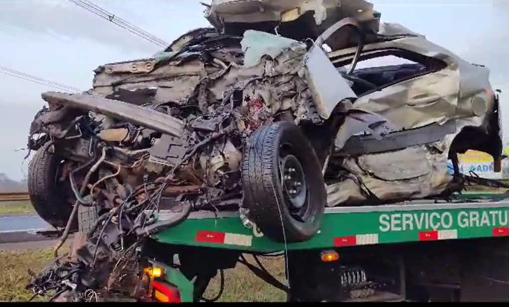 "Congestionamento e Danos Materiais: Colisão Envolvendo Vários Veículos na Rodovia"