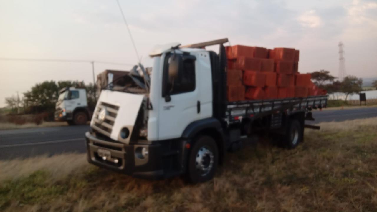 Acidente com Caminh&atilde;o sem V&iacute;timas na Rodovia SP 333 em Taquaritinga