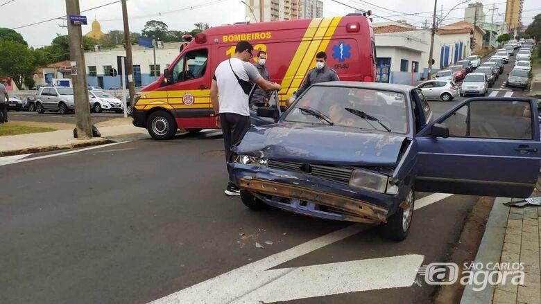 "Colisão de Veículos deixa Mulher com Dores em São Carlos: Detalhes do Acidente"