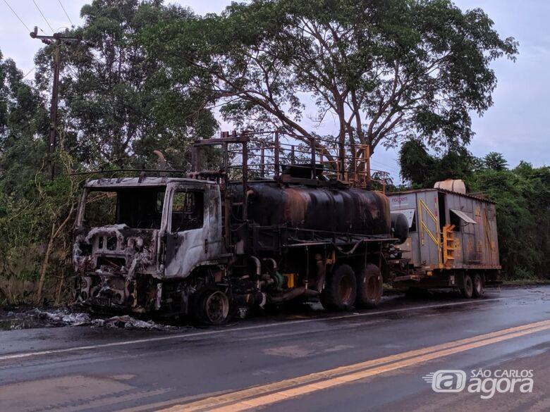 5. "Caminh&atilde;o Sofre Danos em Inc&ecirc;ndio na SP-215 devido a Pane El&eacute;trica"