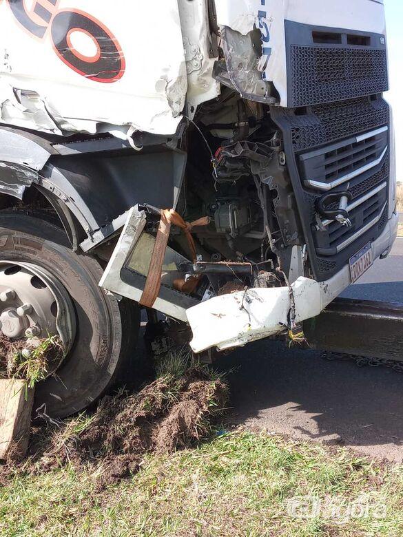 Polícia Rodoviária Investiga Acidente entre Carretas em Ibaté