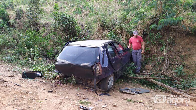 VIOL&Ecirc;NCIA DOM&Eacute;STICA Homem &eacute; detido e acusado de agredir companheira com um peda&ccedil;o de madeira V&iacute;tima teria recebido um golpe na cabe&ccedil;a e foi encaminhada &agrave; Santa Casa pela unidade resgate dos Bombeiros 22 SET 2023 - 10h11Por MARCOS ESCRIVANI SIGA O SCA NO    Mulher no momento em que era socorrida pela UR dos Bombeiros e levada &agrave; Santa Casa - Cr&eacute;dito: Maycon Maximino Um caso de viol&ecirc;ncia dom&eacute;stica foi registrado S&atilde;o Carlos na manh&atilde; desta sexta-feira, 22, na Avenida 1, no Jardim Medeiros. Uma mulher foi agredida na cabe&ccedil;a com um peda&ccedil;o de madeira.    A princ&iacute;pio, policiais militares teriam sido acionados via Copom dando conta que uma pessoa teria recebido um disparo de arma de fogo na cabe&ccedil;a.  Os PMs foram ao local e apuraram que o caso seria viol&ecirc;ncia dom&eacute;stica e que uma mulher apresentava um ferimento na cabe&ccedil;a ap&oacute;s ser golpeada com um peda&ccedil;o de caibro. O agressor, que estava dentro da casa, se entregou, sem resist&ecirc;ncia. Os motivos do desentendimento n&atilde;o foram esclarecidos e o peda&ccedil;o de madeira apreendido.   A v&iacute;tima foi socorrida pela unidade resgate do Corpo de Bombeiros &agrave; Santa Casa, onde permaneceu internada em observa&ccedil;&atilde;o.   J&aacute; o agressor foi conduzido at&eacute; a Delegacia de Defesa da Mulher (DDM), onde foi autuado em flagrante pelo crime de tentativa de feminic&iacute;dio pela delegada Denise Gobbi Szakal, sendo recolhido ao Centro de Triagem posteriormente.&nbsp;  Leia mais em: https://www.saocarlosagora.com.br/policia/homem-e-detido-e-acusado-de-agredir-companheira-com-um-pedaco-de/162688/?fbclid=IwAR1dbRl4dNEoVYHPUvkhoOsInkANhZq7a0YWHCYNQgJKCWIphXlU1GZm3M0