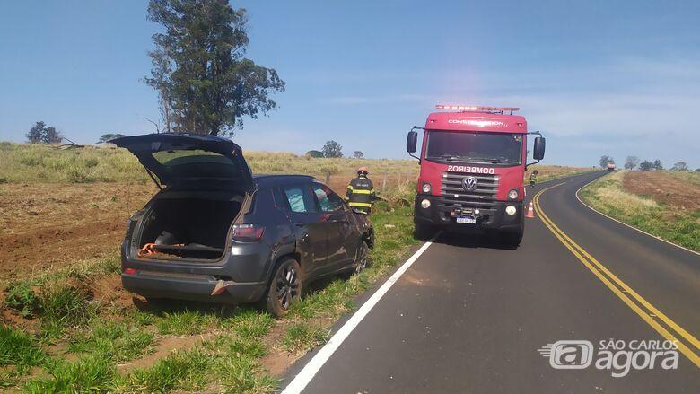 "Acidente na Estrada: Carro Tomba e Motorista &eacute; Resgatado"