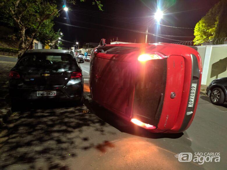 "Acidente na Vila Nery: Carro Tomba e Condutor Foge"