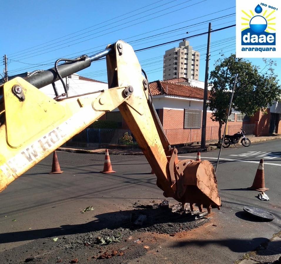 MANUTENÇÃO NA REDE DE ESGOTO DA RUA SÃO BENTO