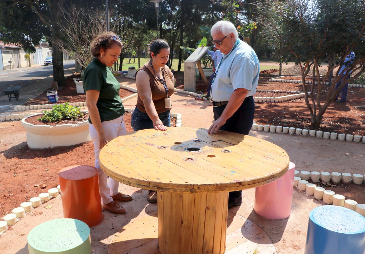 SUPERINTENDENTE INSPECIONA PRAÇA SUSTENTÁVEL DO PEV VICTÓRIO DE SANTI