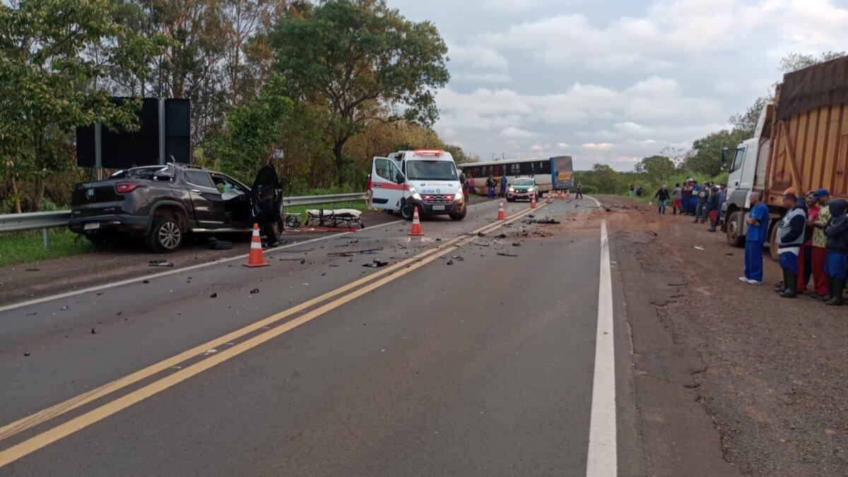 Pista do acidente com carro e &ocirc;nibus