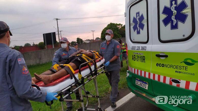 Pessoa na maca ap&oacute;s acidente na estrada