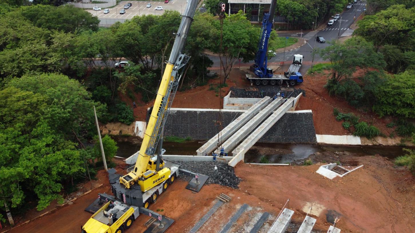 A nova ponte na Rua 9 de Julho