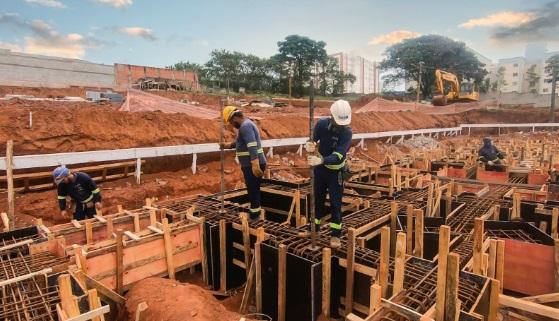 A constru&ccedil;&atilde;o civil emprega 7,4 milh&otilde;es de trabalhadores no Brasil que representa cerca de 6% do PIB do pa&iacute;s. 