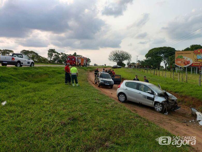 carro destruido ao lado da estrada