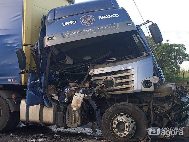 Caminh&atilde;o destruido ap&oacute;s acidente
