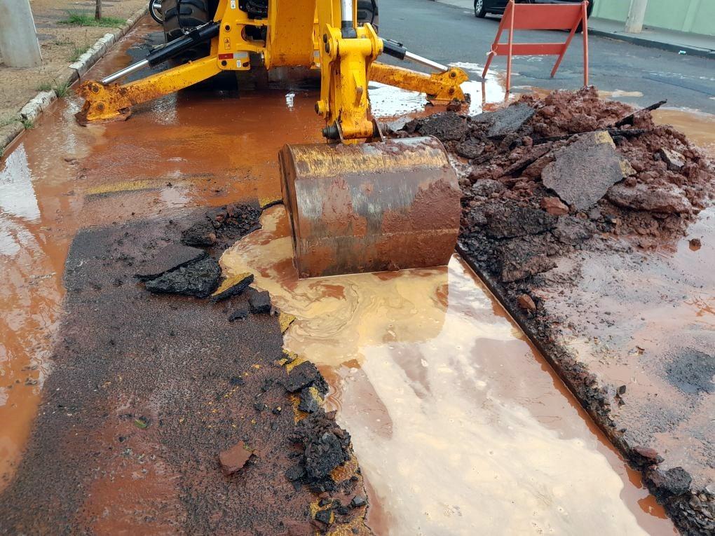 SERVIÇO EMERGENCIAL EM FRENTE A CENTRAL DE ATENDIMENTO DO DAAE (04/10)