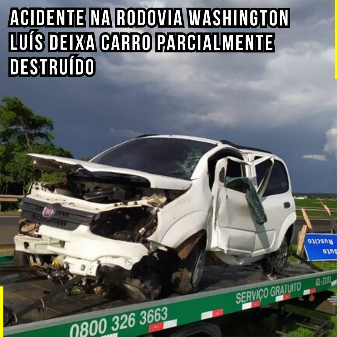 Acidente na Rodovia Washington Luís Deixa Carro Parcialmente Destruído